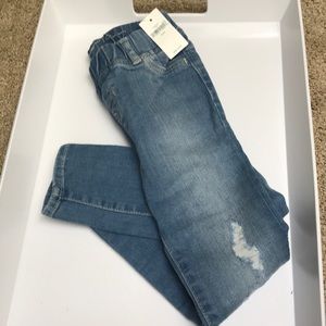 BRAND NEW Gap for Good distressed jeans (5T)